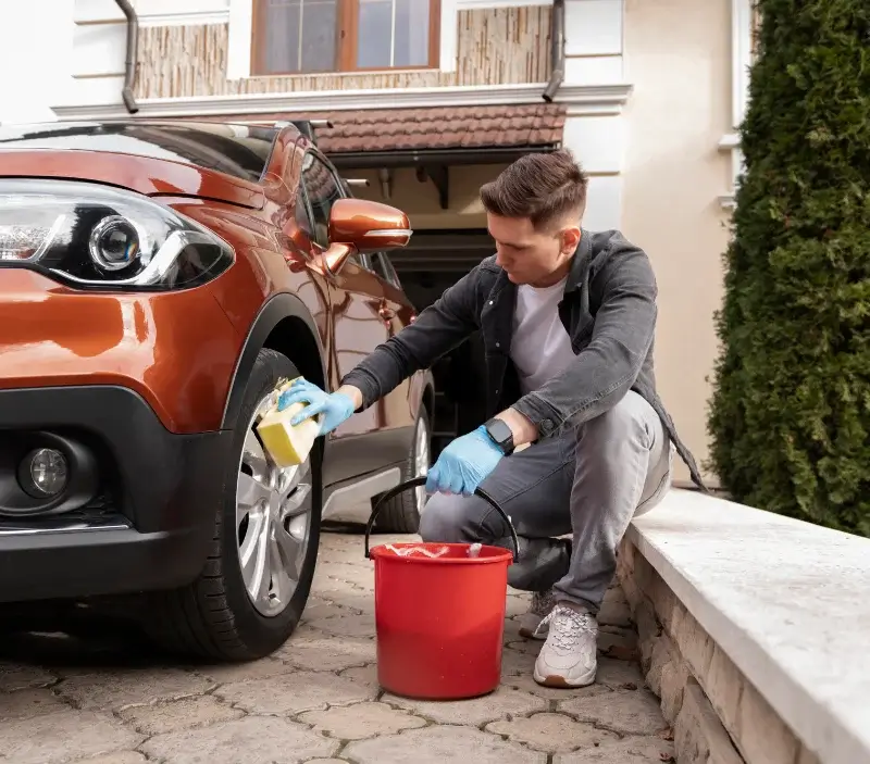 Lavage auto à domicile Antrenas : professionnel intervenant sur un véhicule